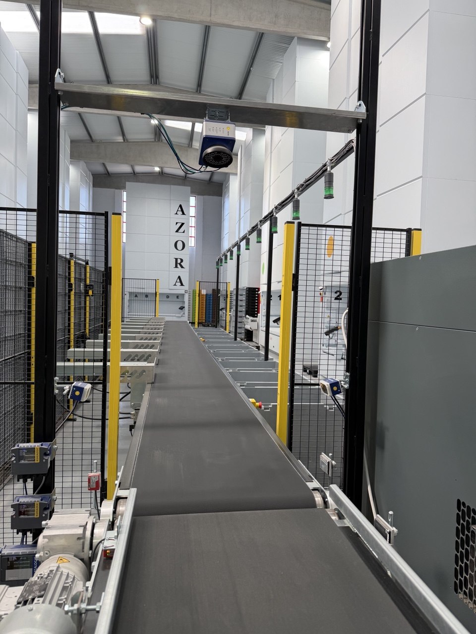 Corredor de separação com torres de sinalização e leitura por RFID