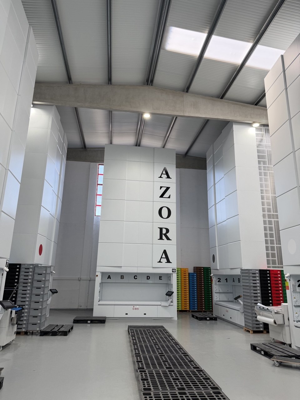 Torre de armazenamento vertical automático com a marca AZORA, em Cascais